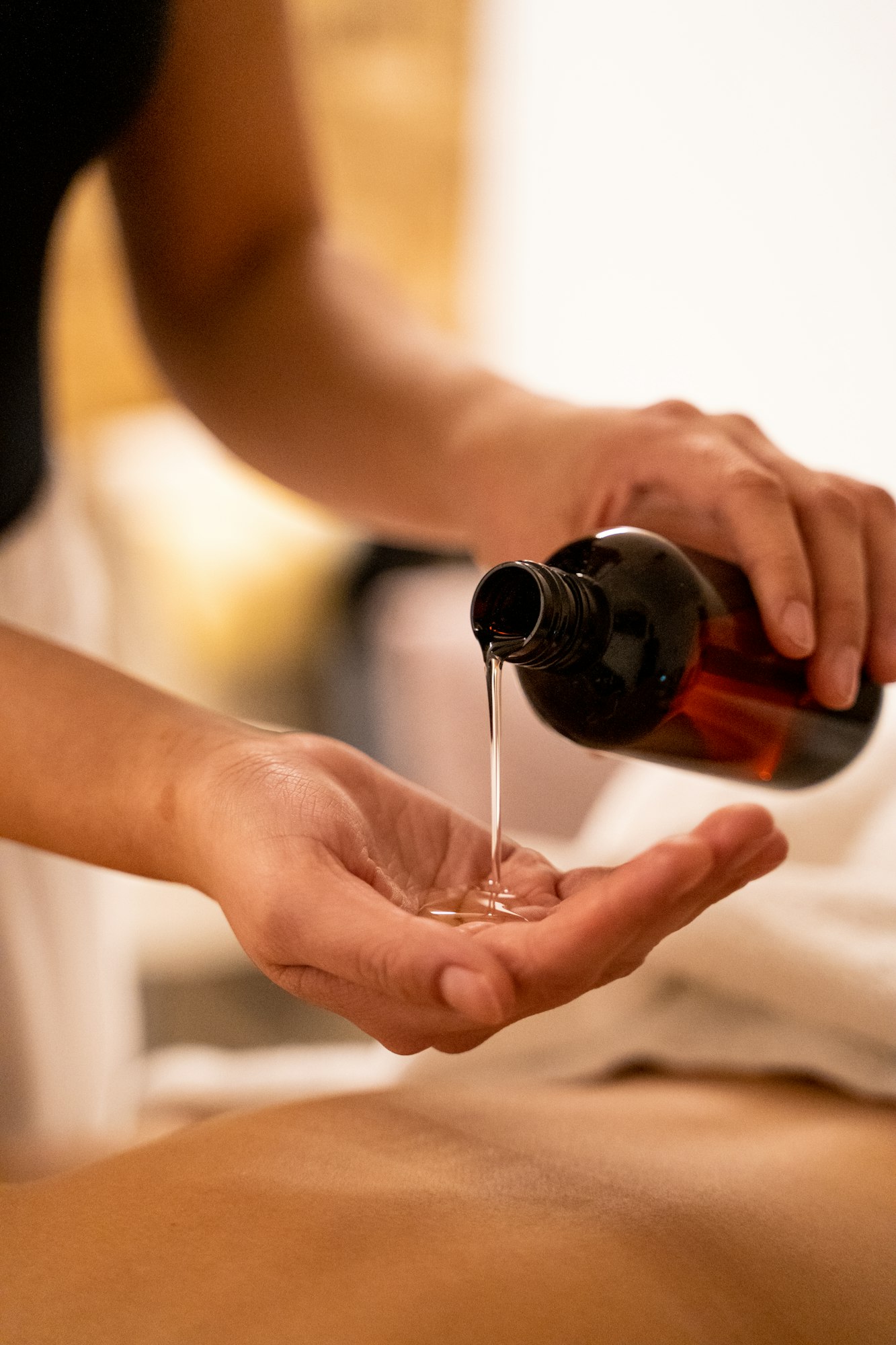 Massage therapy for relaxing with oil